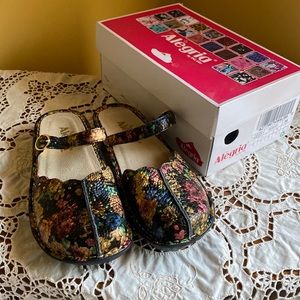 New in box Algeria Tuscany Queenie Gold flowered & black slip on sandals.